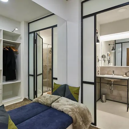Orangehomes Unique Design 3 Bathrooms Flat Apartment