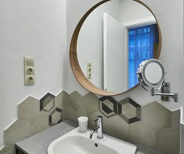 Orangehomes Unique Design 3 Bathrooms Flat